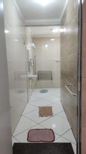 阿拉卡茹Pousada Bem-te-vi的带淋浴的浴室和玻璃门