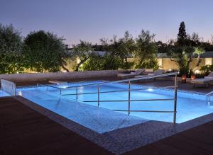 扎金索斯镇Villa Iama的游泳池里设有椅子和灯光