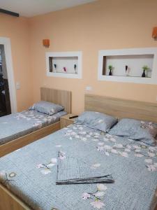 乌尔齐尼Grandino rooms&apart的一间卧室设有两张床和两个窗户。