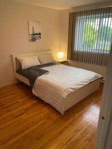 3 Bedrooms cozy comfortable vacation home downtown Gatineau Ottawa near Parliamant and Park客房内的一张或多张床位