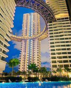 吉隆坡Datum Jelatek Sky Residence KLCC SkyRing Linked to LRT and Mall的享有两座高楼和一座游泳池的景色