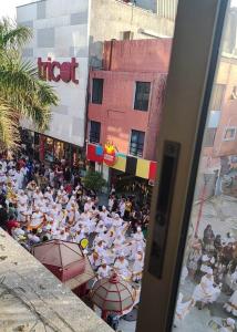 阿里卡Estudio21centro的一群身着白色制服的人站在街上