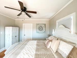 Cozy and Renovated 3 Bedroom Home的一间卧室配有一张带吊扇的床