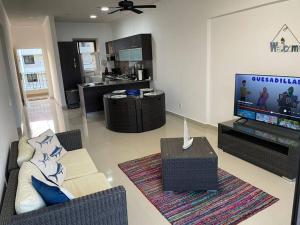Santa TeresitaBeautiful Apartment in Vista Mar Golf, Beach & Marina的带沙发和平面电视的客厅