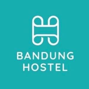万隆Bandung Hostel的乐队医院标志