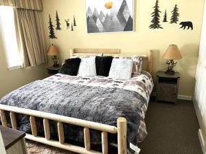 汉考克Mountain View Suite Sleeps 4 Ski OnOff Jiminy Peak的一间卧室配有一张木架床