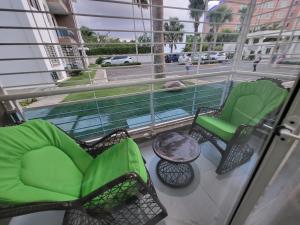 圣地亚哥洛斯卡巴Hermoso y comodo apartamento的阳台配有两把椅子和一张桌子,还有一个窗户。