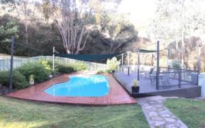 Howqua黑麻雀度假村的一个带围栏的院子内的小型游泳池