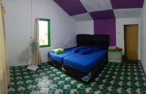 沙璜AAL Homestay的一间卧室配有一张紫色天花板的床