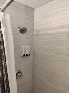 杰克逊维尔Roosevelt Inn的带淋浴和浴帘的浴室
