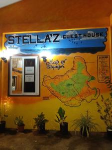 锡基霍尔Stella'z guesthouse的丝裂合酶标志的壁画