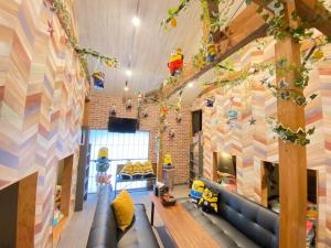 大阪Hotel Jungle fun fun的一间儿童间,配有蓝色的沙发和色彩缤纷的墙壁