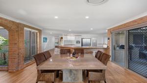 卡尔布拉海滩Beachfront Pool House的厨房以及带桌椅的用餐室。