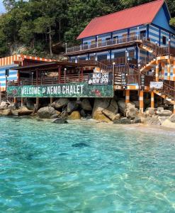 停泊岛Perhentian Nemo Chalet的水岸的酒店