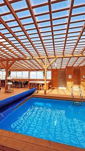 ‘IsfiyāVilla Reefna的大型游泳池设有大型天花板