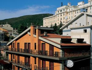 圣乔瓦尼·罗通多Hotel Colonne的一座橙色的建筑,在城市里设有阳台