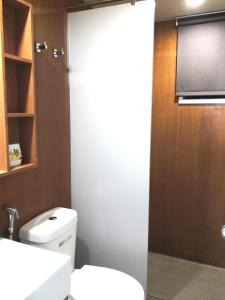 汝来NiDaHomeStay Nilai USIM KLIA WiFi androidtv full aircond的一间带卫生间和水槽的浴室