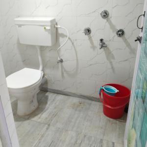 阿加尔塔拉Deep Home stay的一间带卫生间和红色桶的浴室