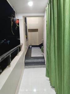 阿加尔塔拉Deep Home stay的走廊上设有绿帘和电视