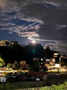 腓特烈斯塔Dammyr, close to City with parking的夜晚城市与月亮的景观