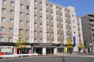 京都Kyoto Daiichi Hotel的一个大建筑前的一条空的街道