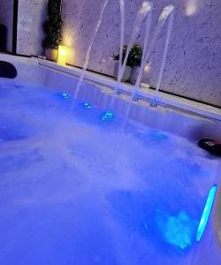伯明翰Luxury 9ine SUPER BEAUTIFUL JACUZZI APARTMENT WITH BALCONY的蓝色的海水,里面装有灯光
