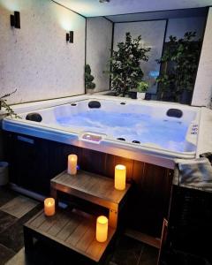伯明翰Luxury 9ine SUPER BEAUTIFUL JACUZZI APARTMENT WITH BALCONY的蜡烛间的大浴缸