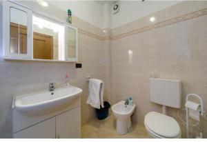 BorzonascaAffittacamere La Quiete的白色的浴室设有水槽和卫生间。