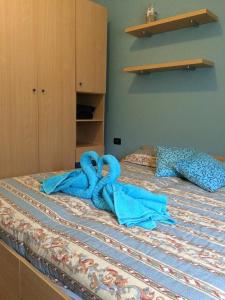 BorzonascaAffittacamere La Quiete的一间卧室配有两张蓝色床单