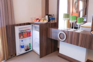 YıldırımBurçman Hotel Vişne的厨房配有带一碗水果的开放式冰箱
