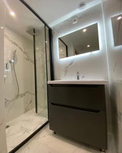 切尔诺夫策Chorni vivtsy的浴室配有盥洗盆和带镜子的淋浴