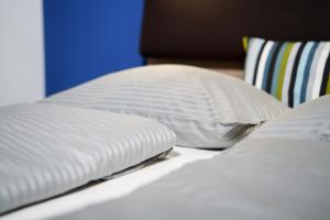 慕尼黑Max Lodging Serviced Apartments的床上配有2个白色枕头