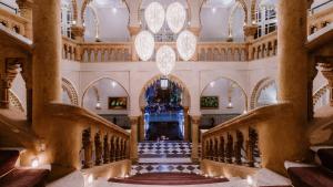 拉巴特拉图尔哈桑宫酒店的享有带楼梯和天花板的建筑的景致。