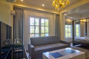 卡兰古特Pajaros Blu的带沙发和大窗户的客厅