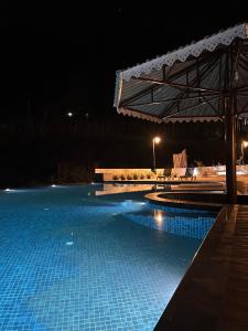 PhensāngNamdul Retreat的夜间大型游泳池