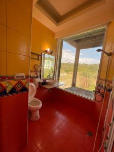 鹅銮鼻明君旅棧的浴室设有窗户、卫生间和水槽。