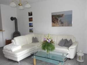 ZirkowRuegen_Fewo 37的客厅配有白色沙发和玻璃桌