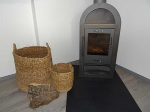 ZirkowRuegen_Fewo 37的壁炉,配有两个篮子和一个炉灶