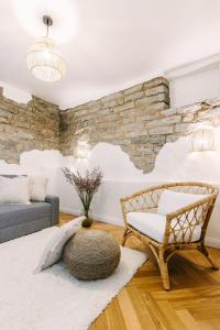 塔林Lenderi Villa Luxury Apartments with Sauna的客厅设有石墙
