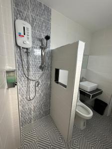 奈扬海滩Better Life Residence Phuket的带淋浴和卫生间的浴室