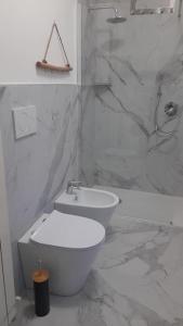 塞里亚泰Casa Dea 3的白色的浴室设有卫生间和水槽。