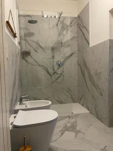 塞里亚泰Casa Dea 3的带淋浴、卫生间和盥洗盆的浴室