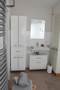 莱希林根Gartenblick的白色的浴室设有水槽和镜子
