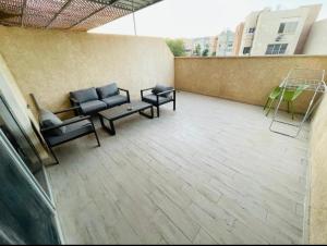 埃拉特Eilat Charming Studio-Balcony的大楼内带沙发和桌子的庭院