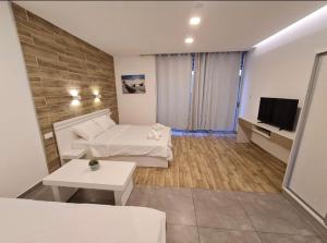 埃拉特Eilat Charming Studio-Balcony的一间带床和电视的客厅