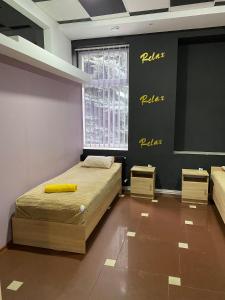 PavlohradГРК РЕЛАКС的一间卧室配有一张黄色枕头的床