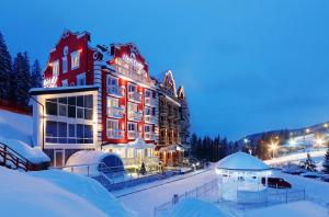 布克维Chevalier Hotel & SPA的夜间下雪的酒店