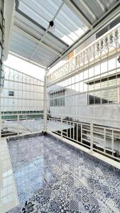 曼谷Bangkok Private 4Bedrooms-Parking-Weekly Special Offer的一间大型客房,铺有瓷砖地板,设有一个游泳池