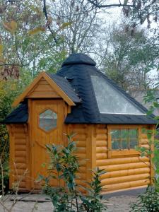 DoezumSterrenzicht的大型小木屋,设有黑色屋顶