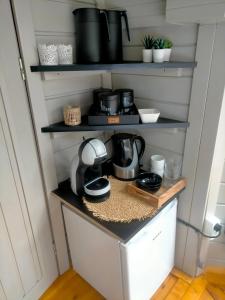 DoezumSterrenzicht的厨房配有带锅碗瓢盆的柜台